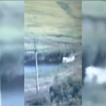 Ucraina, il carro armato russo finisce nel lago: il video diffuso sui social