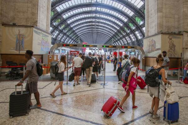 Stazione di Milano Centrale, esodo estivo per le vacanze