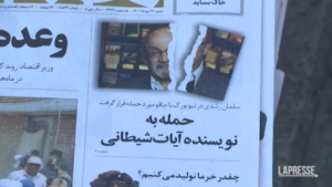 Salman Rushdie: a Teheran c’è chi gioisce per l’attacco allo scrittore