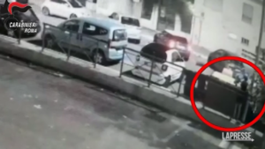 Arrestato piromane a Roma: eccolo in azione nei video delle telecamere di sorveglianza