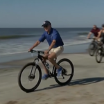 Usa: Biden in vacanza, per il presidente giro in bicicletta in spiaggia