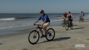 Usa: Biden in vacanza, per il presidente giro in bicicletta in spiaggia