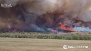 Ucraina, enorme incendio nella regione di Lugansk