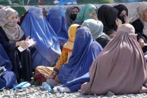 Afghanistan, i talebani impongono alle donne il burqa in pubblico