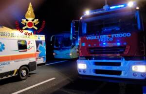 Incidenti stradali: Tir tampona due bus sull’A1, un morto e quindici feriti