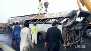Pakistan: scontro tra autobus e autocisterna, in 20 muoiono carbonizzati