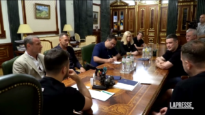 Ucraina, il presidente Zelensky incontro Liev Schreiber e Andriy Shevchenko