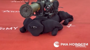 La Russia presenta il robot quadrupede lanciarazzi