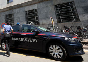 Milano, un uomo precipita dal Palazzo di Giustizia e muore: indagano i carabinieri