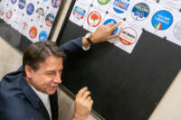 Giuseppe Conte, presidente M5S, affigge il simbolo delM5S nella bacheca al Viminale