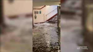 Maltempo a Parigi: la scala della metro diventa una cascata