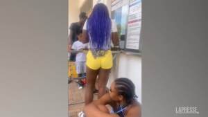 Asti, una famiglia nigeriana bloccata all’ingresso di una piscina: “Ma non si può fare”