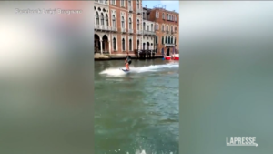 Surfano sul Canal Grande a Venezia, il sindaco: “Due imbecilli prepotenti, li abbiamo individuati”