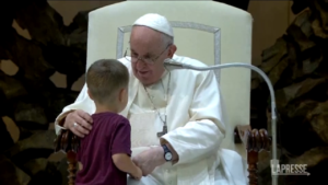 Vaticano, fuoriprogramma all’udienza generale: bimbo si avvicina a Papa Francesco