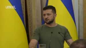Zelensky in conferenza stampa: “La Russia prima si allontani dal nostro territorio, poi vedremo”