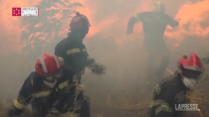 Spagna, incendi fuori controllo: i pompieri devono scappare dalle fiamme