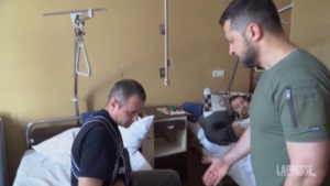 Ucraina, Zelensky a Leopoli visita alcuni militari ucraini feriti