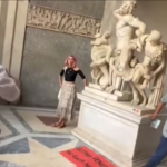 Ambientalisti protestano incollandosi a una statua dei Musei Vaticani