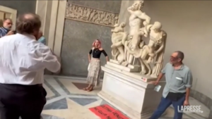 Ambientalisti protestano incollandosi a una statua dei Musei Vaticani