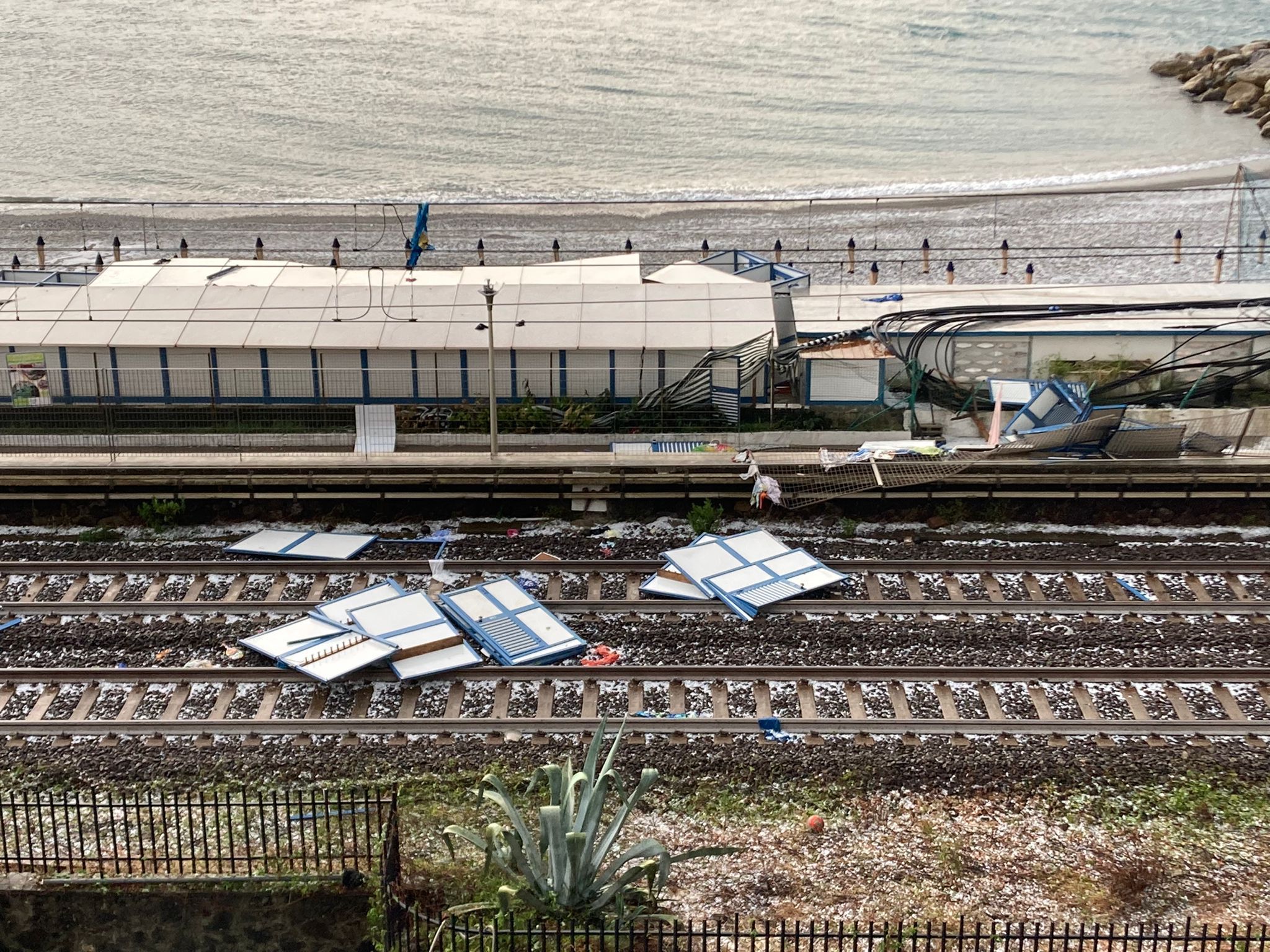 Maltempo: in Toscana 6mila senza elettricità, vento a 100km/h presenta il conto all’Italia