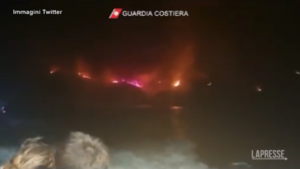 Incendio a Pantelleria: 30 turisti evacuati via mare dalla Guardia Costiera