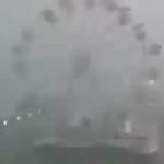 Bufera a Piombino, volano le cabine della ruota panoramica: il video è virale