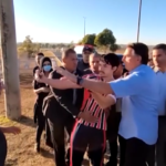 Brasile, Bolsonaro strattona il contestatore e prova a strappargli il telefono