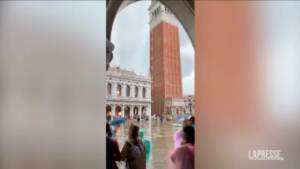Maltempo, tromba d’aria su Venezia: in piazza San Marco volano sedie, tavoli e ombrelloni