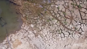 Caldo estremo e siccità in alcune zone della Cina: le incredibili immagini del drone sui fiumi in secca