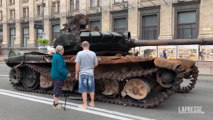 Kiev, tank russi distrutti in mostra per le strade della capitale