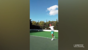 Tennis: Federer torna ad allenarsi, video diventa virale sui social