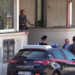 A Napoli 80enne ferisce la moglie con una pistola e si barrica in casa: l’abitazione circondata