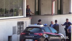 A Napoli 80enne ferisce la moglie con una pistola e si barrica in casa: l’abitazione circondata