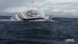 La Guardia Costiera inteviene per salvare l’equipaggio di un superyacht che affonda