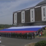 Russia celebra la giornata della bandiera: srotolato un vessillo di 1.000 metri quadrati