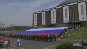 Russia celebra la giornata della bandiera: srotolato un vessillo di 1.000 metri quadrati