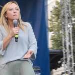 Giorgia Meloni alza il braccio e scherza: “Meno male è il sinistro”