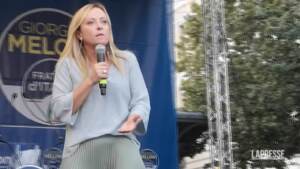 Giorgia Meloni alza il braccio e scherza: “Meno male è il sinistro”