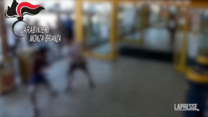 Busnago, arrestato 27enne per tentato omicidio: il video della rissa all’esterno di un centro commerciale