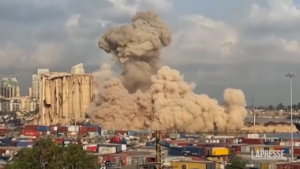 Libano, crollati i silos per il grano del blocco settentrionale nel porto di Beirut