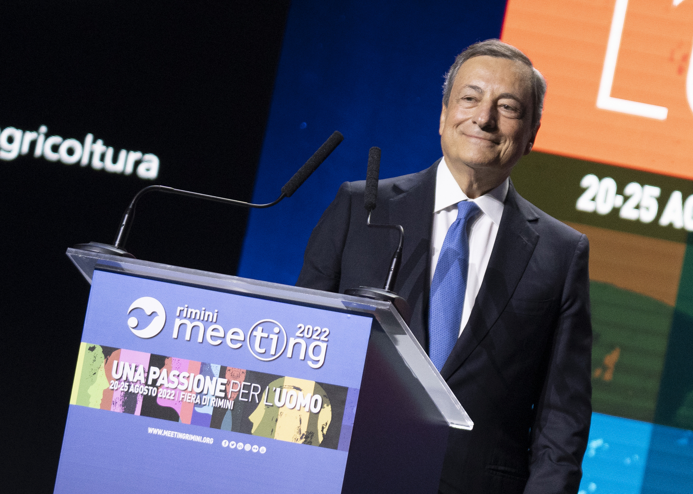 Da banchiere a premier, Draghi torna al Meeting e infiamma platea. Ai giovani dice: “Siete voi la speranza politica” Da banchiere a premier, Draghi torna al Meeting e infiamma platea. Ai giovani dice: “Siete voi la speranza politica”