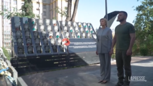 Ucraina, Zelensky rende omaggio al memoriale di Kiev