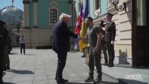 Ucraina, visita a sorpresa di Boris Johnson a Kiev nel Giorno dell’indipendenza