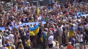 Bruxelles, centinaia di persone manifestano per l’Ucraina