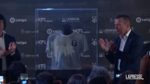 Calcio, Lothar Matthaus “restituisce” ai tifosi dell’Argentina la maglia indossata da Maradona durante la finale di Coppa del Mondo ’86