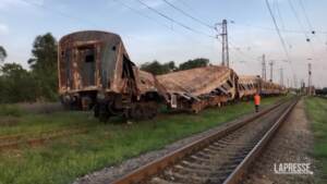 Ucraina, il relitto del treno nella stazione di Chaplyne dopo l’attacco russo