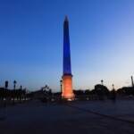 Parigi, obelisco di Luxor illuminato con i colori dell’Ucraina