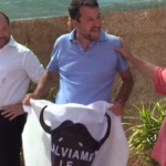 Salvini a Caserta incontra gli allevatori e gusta la mozzarella di bufala: “Se Speranza mi vede mangiare con le mani mi denuncia”