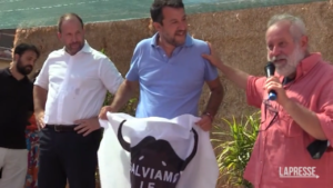 Salvini a Caserta incontra gli allevatori e gusta la mozzarella di bufala: “Se Speranza mi vede mangiare con le mani mi denuncia”