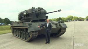 Ucraina, il cancelliere tedesco Scholz visita il centro militare “Putlos”per sostenere i soldati di Kiev